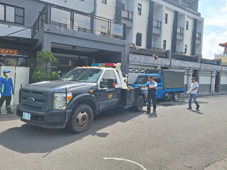 區公所與警方合力將髒亂現場清理完畢，但屋主母親仍然故我，被罰錢也不改惡習。東港鎮公所提供