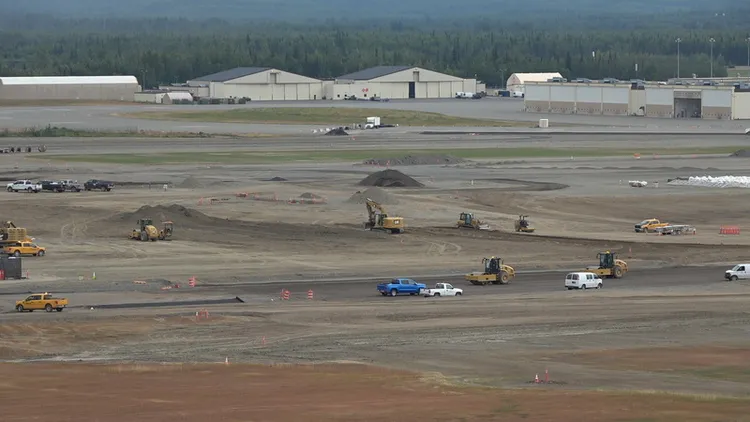 美國愛爾門道夫與李查遜聯合基地正進行跑道擴建工程，以強化後勤及投送兵力的能力。攝於7月29日。中央社