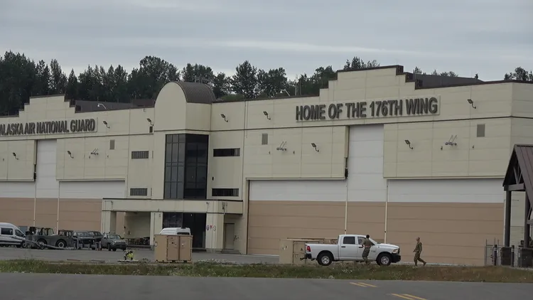 愛爾門道夫與李查遜聯合基地成員來自各軍種，圖為基地內部的「阿拉斯加空軍國民兵」大樓（左）及「第176聯隊之家」。攝於7月29日。中央社