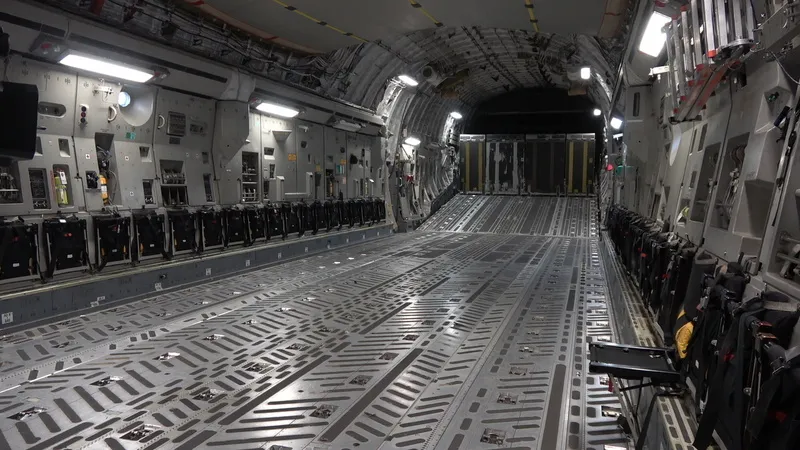 C-17 运输机可随时满载全副武装的战斗部队、主力战车到达全球各处,成为美军海外作战常使用的战略运输机。摄于7月29日。中央社