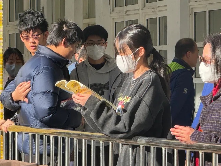 一名曾姓國中畢業生期待9月進入護校成為護專新鮮人。示意圖非當事人。攝影中心