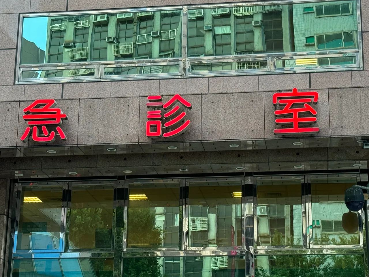 各大醫院護理人員缺乏開不出病床,連急診都塞爆。資料照