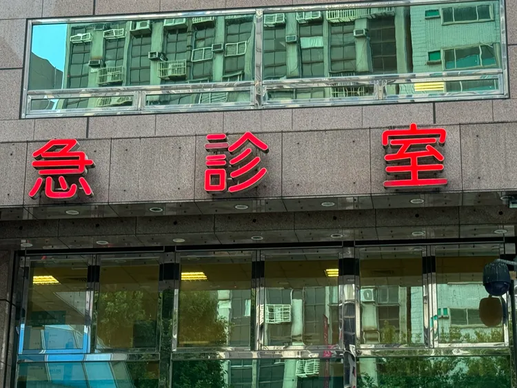 各大醫院護理人員缺乏開不出病床，連急診都塞爆。資料照