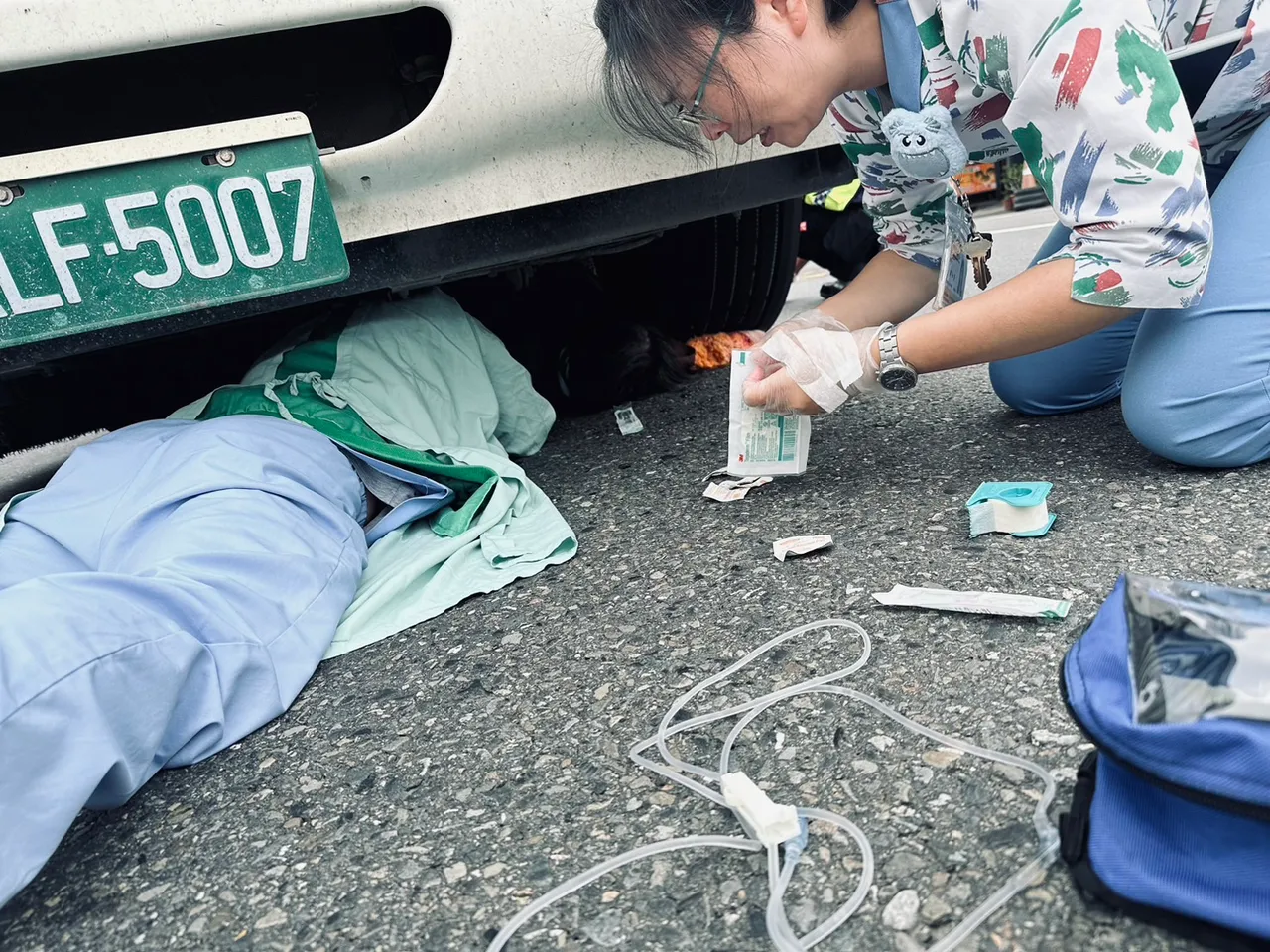 護理人員遇到人命關天的救護現場,就算是貨車底也勇敢鑽進去救人。民眾提供
