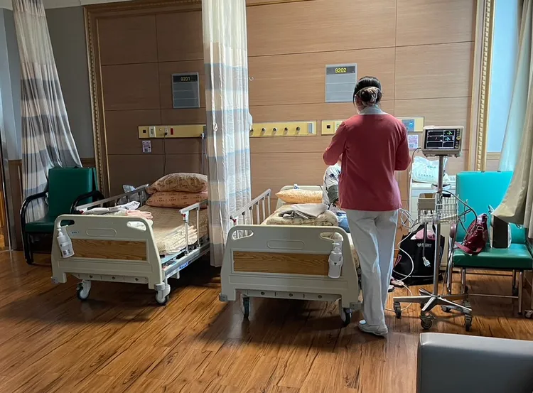 平均每年超過3000位護理師完全離開醫療相關行業，離職原因生涯規劃、薪資不符期待、家庭照顧壓力及職場環境不佳。示意圖