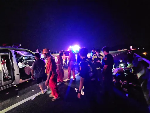 醉漢搶走救護車狂飆上國道 自撞護欄竟還持雙刀拒捕