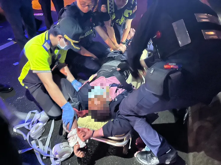 警方制伏余男。新竹縣消防局提供