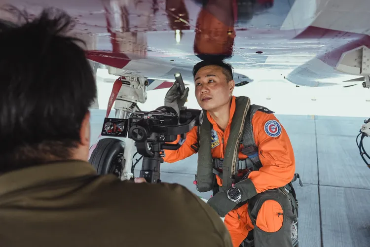 軍聞社團隊拍攝飛官執行檢查。國防部提供