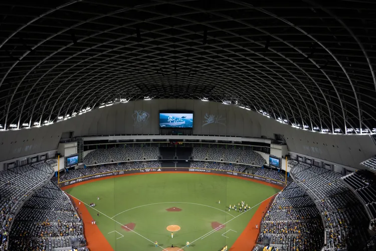 《飛行之外》在臺北大巨蛋配合職棒開球，在大螢幕上映。國防部提供