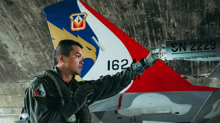 空軍第1聯隊黃濬桀中校執行飛行前檢查。國防部提供