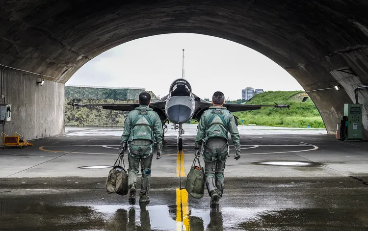 圖說3：空軍第1聯隊IDF經國號戰機飛官，準備執行飛行任務。國防部提供