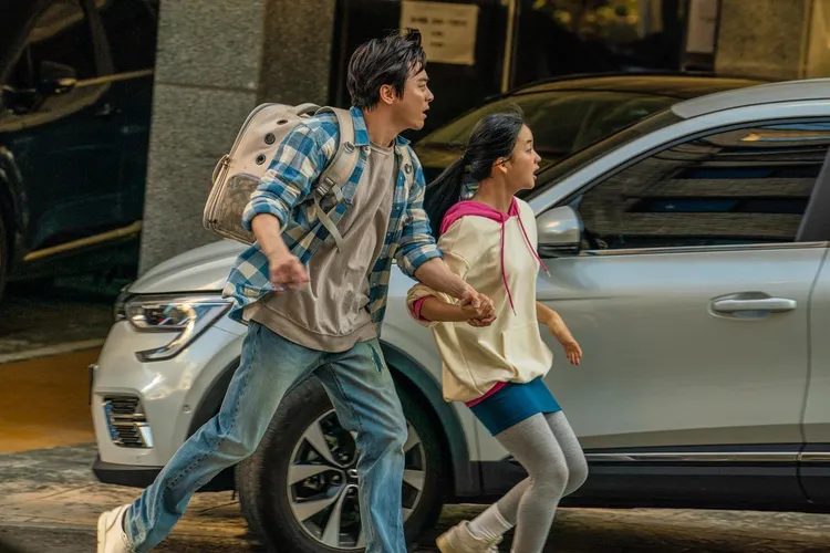 曹政奭（左）片中與女兒崔惟理被殭屍包圍，跳殭屍舞脫困。車庫娛樂提供