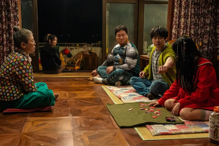 尹敬浩（右三）片中扮成雷神索爾，造型讓曹政奭、導演爆笑。車庫娛樂提供