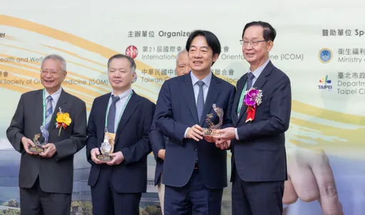 出席東洋醫學大會 賴清德舉清冠一號「台灣中醫進步最佳證明」