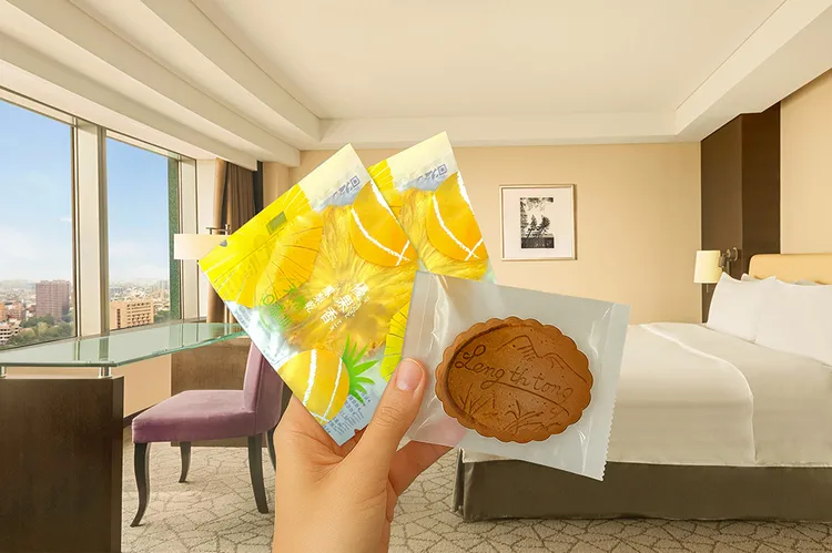 台南遠東香格里拉飯店推出「雙夜慢旅・果香老味」專案，其中包含與在地農產團隊合作，選用台南果農栽種的安心果乾小點，以行動支持近期受風災影響的農戶，讓旅程更添意義。業者提供