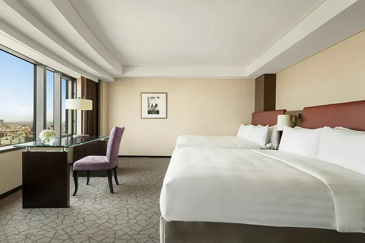 台南遠東香格里拉《雙夜慢旅・果香老味》三天兩夜住房專案，提供三種房型選擇，包含尊榮客房，尊榮家庭房及行政家庭房，無論是雙人出遊或四人同型，皆可滿足不同住宿需求。業者提供