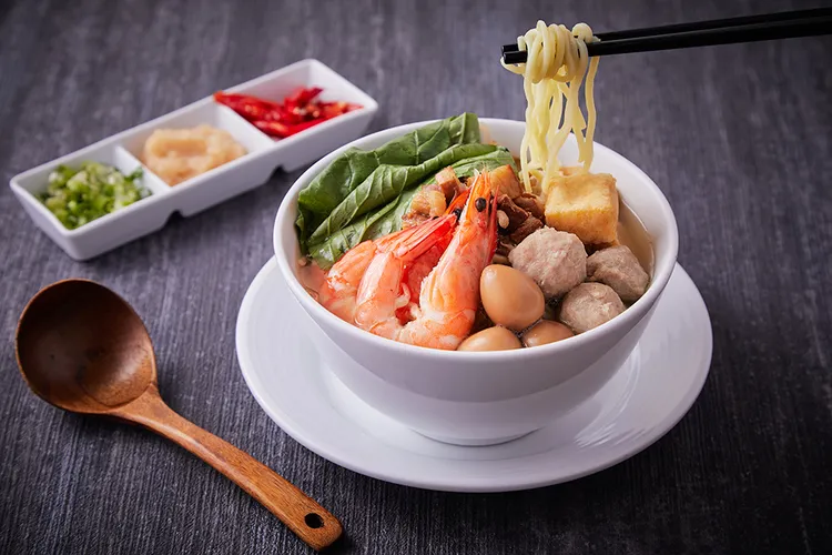 選擇台南遠東香格里拉《雙夜慢旅・果香老味》三天兩夜專案，入住期間，可選擇一日於遠東Café享用早餐與各式台南在地小吃，例如擔仔麵，牛肉湯等；另一日還能悠遊探索晨間台南。業者提供