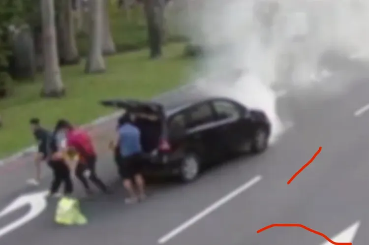 車上四人又冒險跑回後車箱搬貨，一邊得注意汽車是否起火爆炸，相當玩命。翻攝畫面