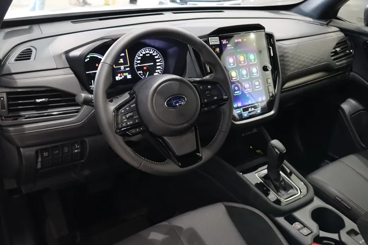 全新設計的車艙，在中央11.6吋直立式Starlink觸控螢幕，幾乎整合了中控面板與中央扶手區域的主要機能，凸顯Subaru向科技感靠攏的企圖。周奕豪攝