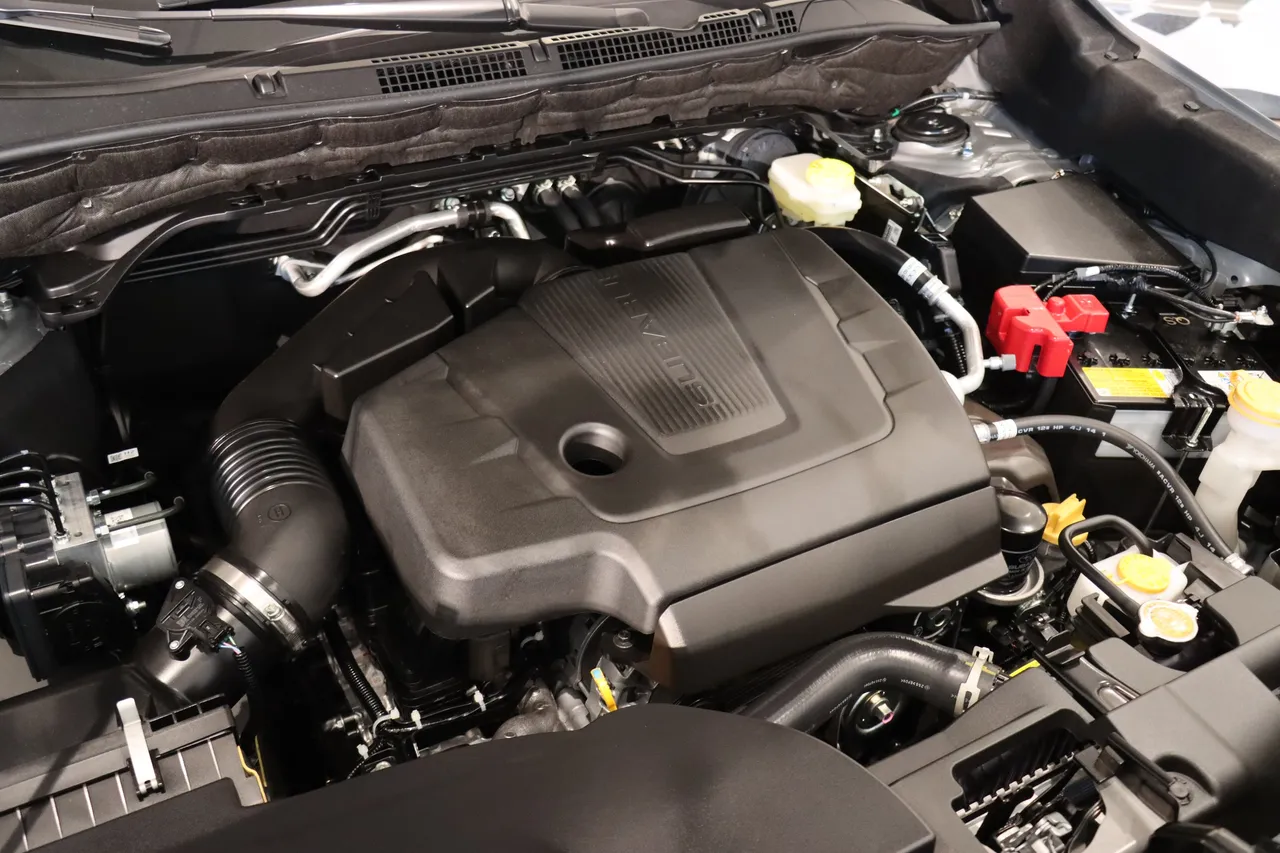 e-BOXER系統採Atkinson循環引擎搭配雙電動馬達,純燃油端提供165ps/5,600rpm 與 21.6kgm/4,000–4,400rpm,而電機系統則額外輸出122ps與28.2kgm。周奕豪攝