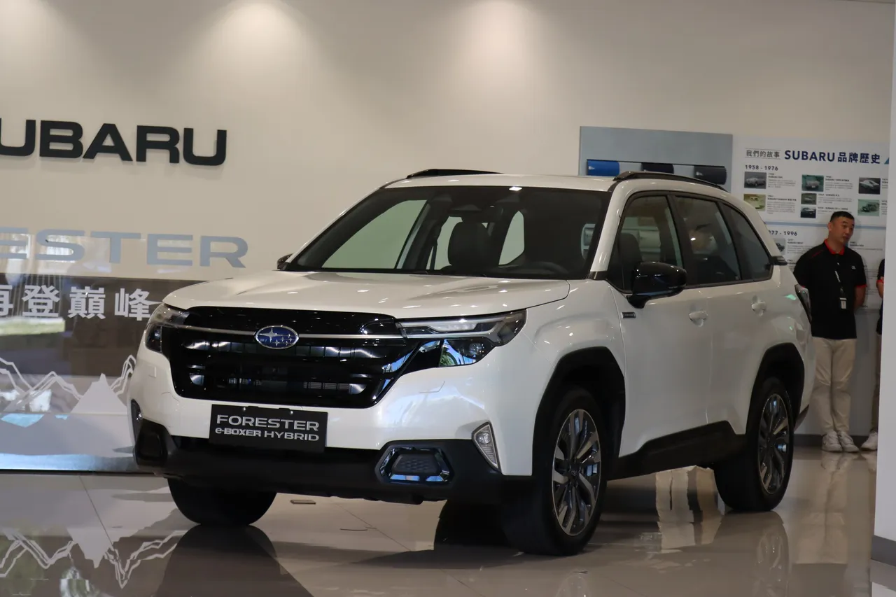 全新Forester車頭搭配家族式六角型水箱護罩與全新LED頭燈組,呈現出更成熟大器的SUV氛圍。周奕豪攝
