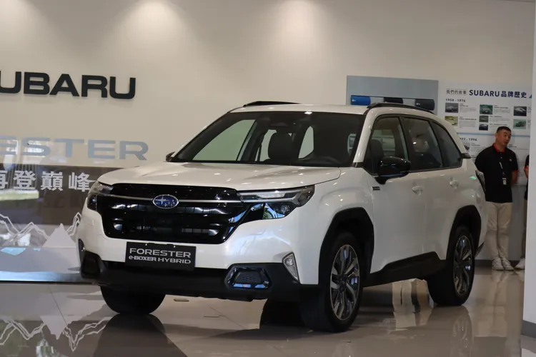 全新Forester車頭搭配家族式六角型水箱護罩與全新LED頭燈組，呈現出更成熟大器的SUV氛圍。周奕豪攝