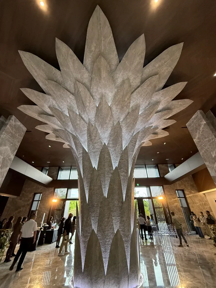 建築大師隈研吾操刀設計《府城最美之花》，採用超薄石板結構與折紙造型葉形包覆，中央主幹結合LED光源，展現出幾何與自然交織建築語彙，在府城開出一朵充滿生命力建築之花，象徵災後重生與希望綻放。葉家銘攝