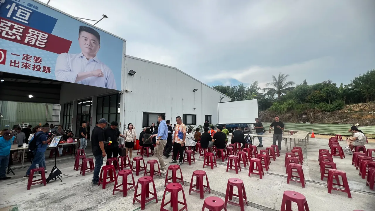 顏寬恒服務處人潮逐漸湧現,投票結束40分鐘顏的不同意罷免票數穩定多於同意票達2萬多票。鮮明攝