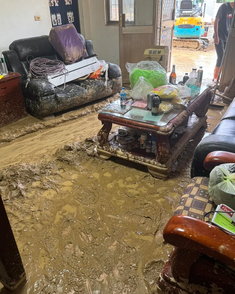 大坑民宅遭土石流侵襲，屋內滿是泥流。民眾提供