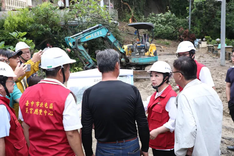 台中市長盧秀燕昨天到大坑天星社區勘災。市府提供