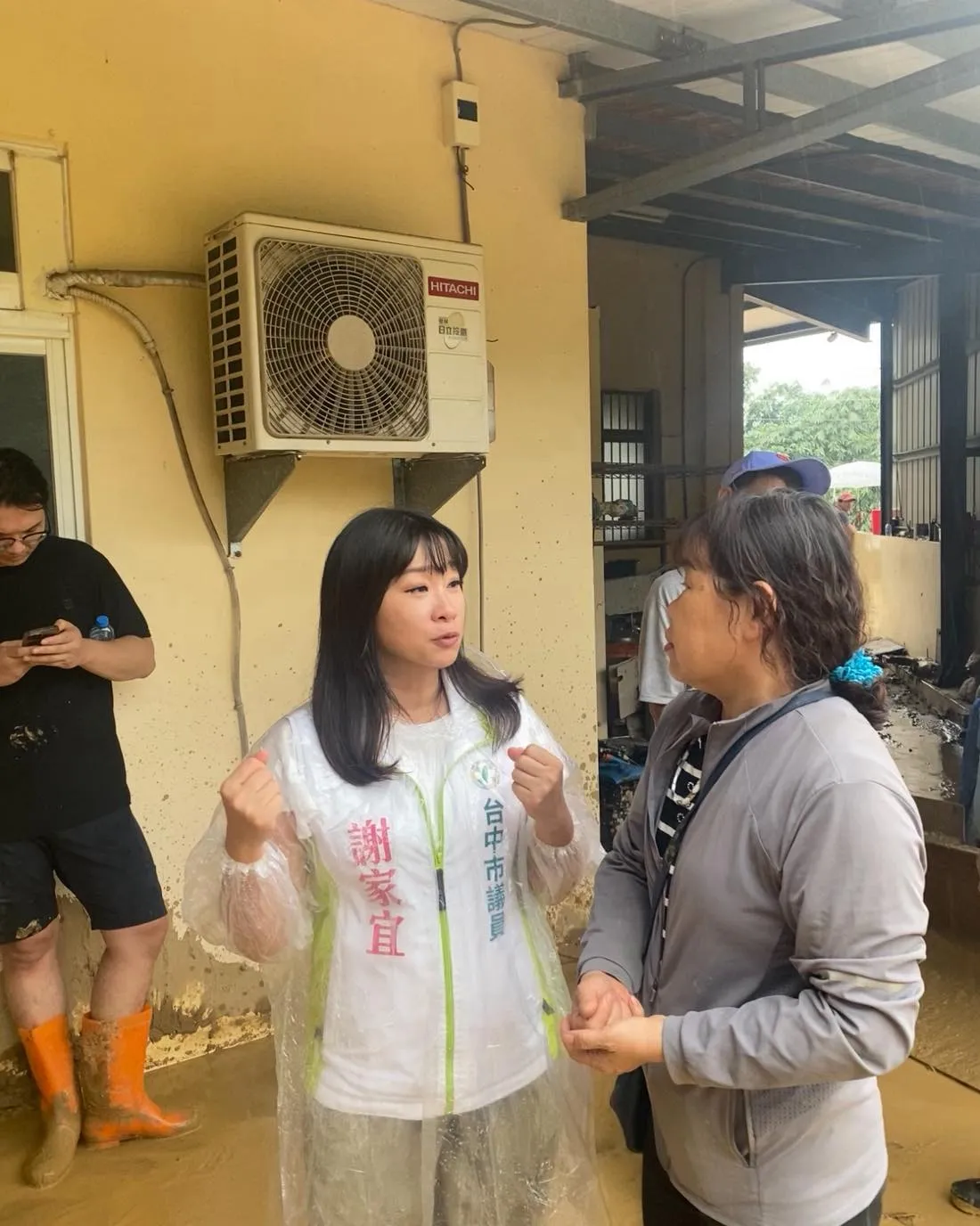台中市议员谢家宜询问受灾户发生经过及需求。民众提供