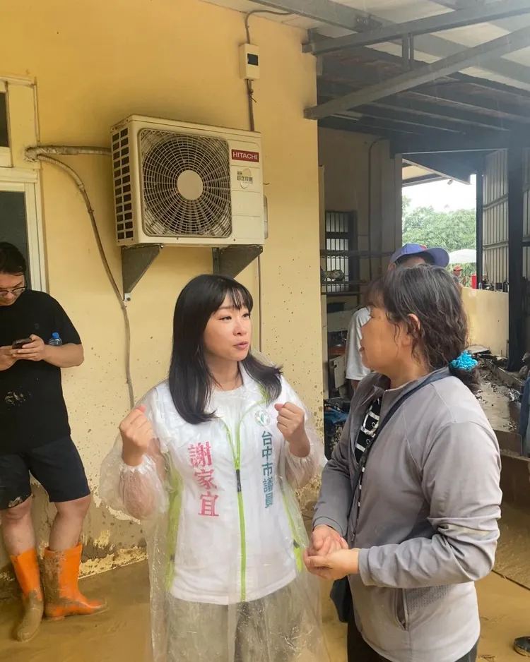 台中市議員謝家宜詢問受災戶發生經過及需求。民眾提供