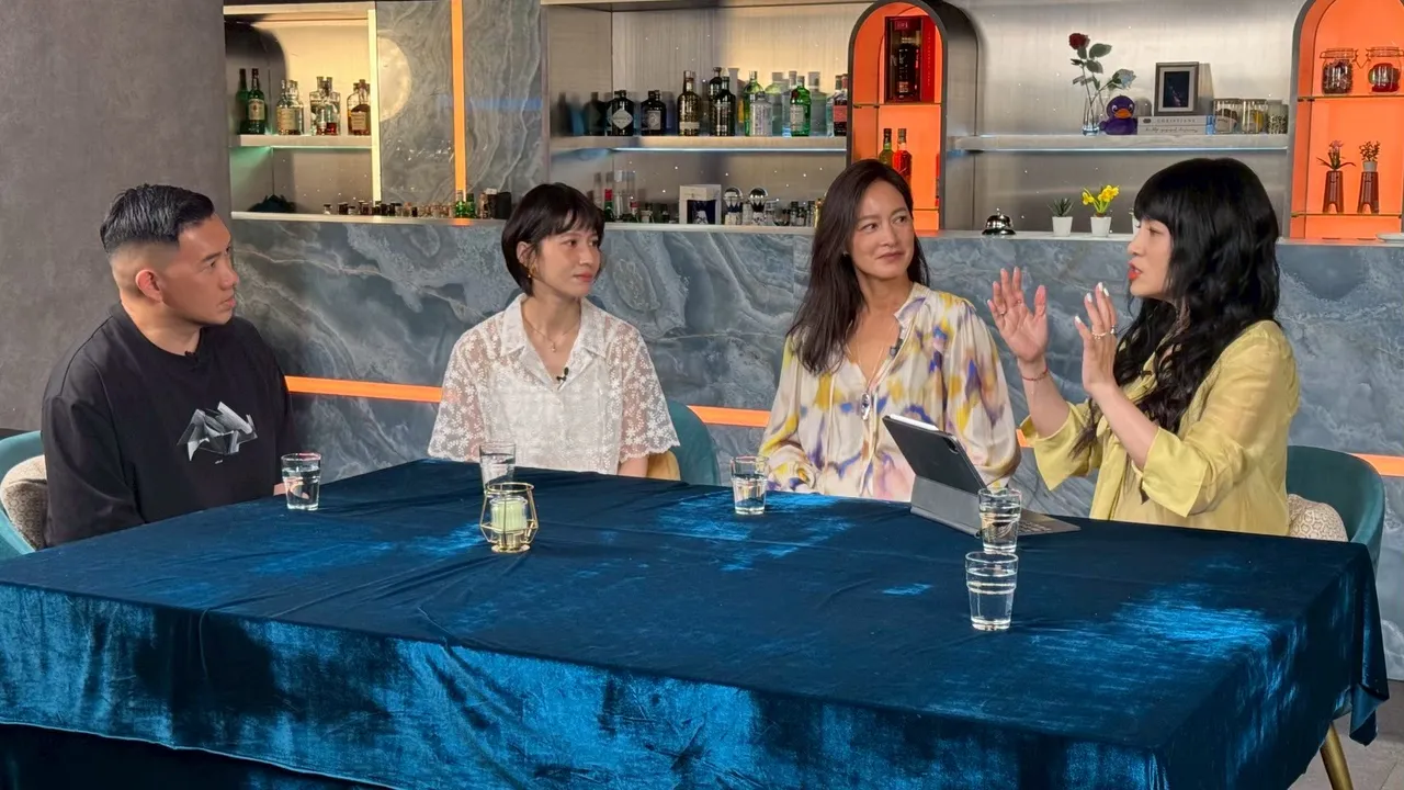 唐绮阳(右一)分享自己的避难包里有什么。节目提供