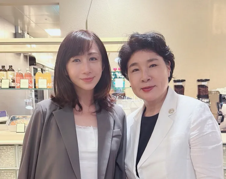 許淑華（左）赴韓參訪並拜會崔愛英（右）談兩國觀光與醫美合作機會。許淑華提供