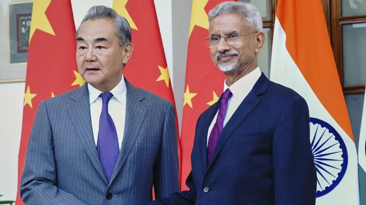 中國外交部長王毅（左）與印度外交部長蘇杰生。美聯社