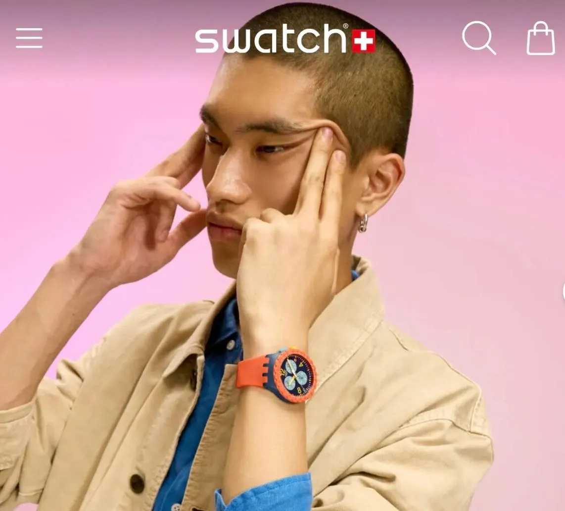男模拉眼睛的動作挨批辱華。翻攝自Swatch官網