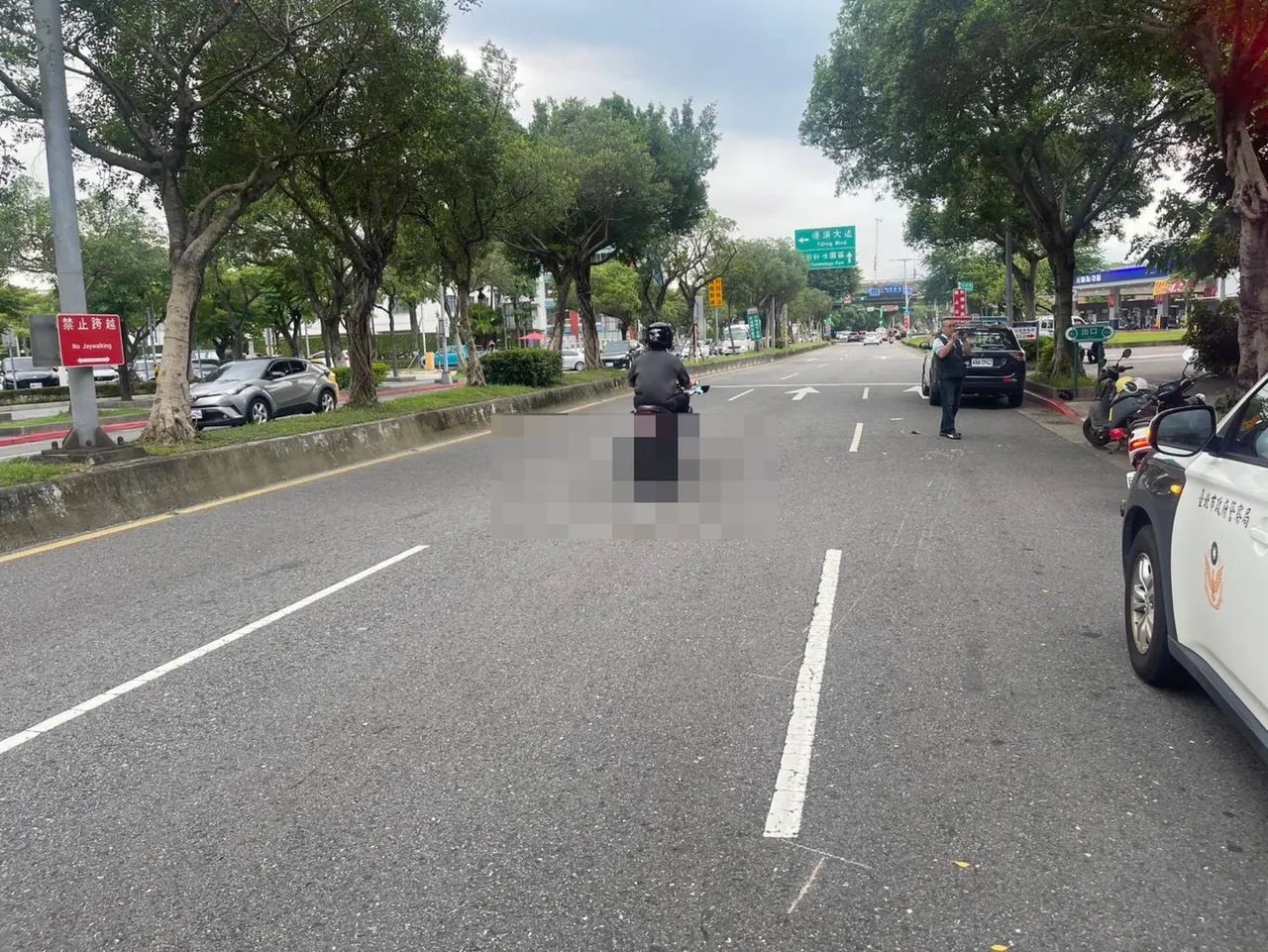 由于车祸现场没有监视器画面,车祸原因与肇事责任有待警方厘清。翻摄画面
