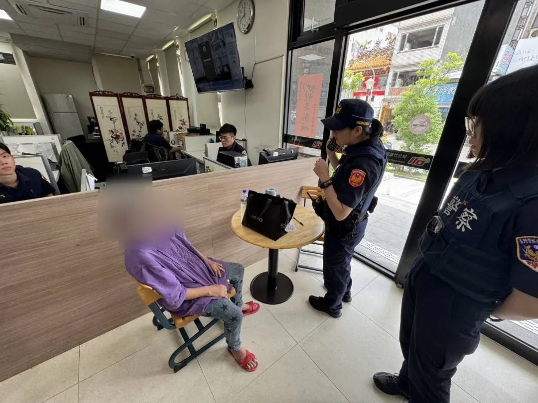 女警安撫張婦。蘆竹警分局提供