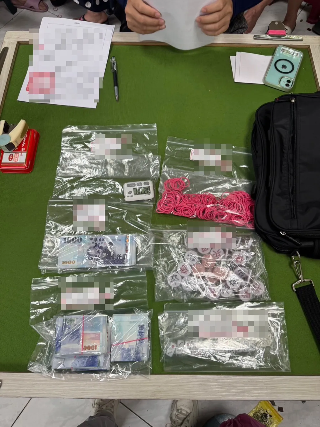 警方查获赌资新台币10万元、抽头金1万元及赌具象棋1付、骰子一批等证物。翻摄画面