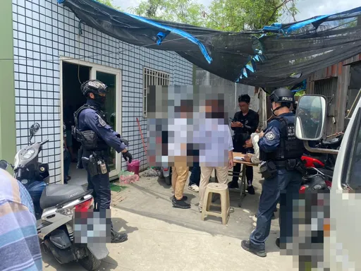 燕巢山区废弃车场货柜屋藏「肉龟」赌场 雄警逮32人