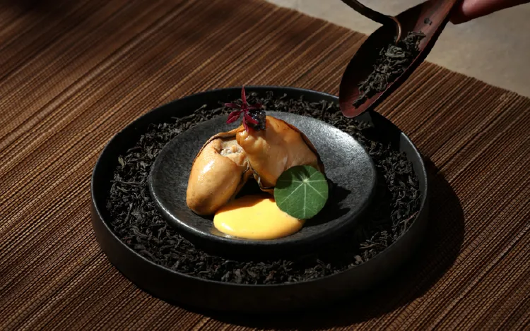 「阪前」8月平日限定加碼，兩人同行消費兩客套餐，再款待一份「茶燻廣島蠔」。王品集團提供