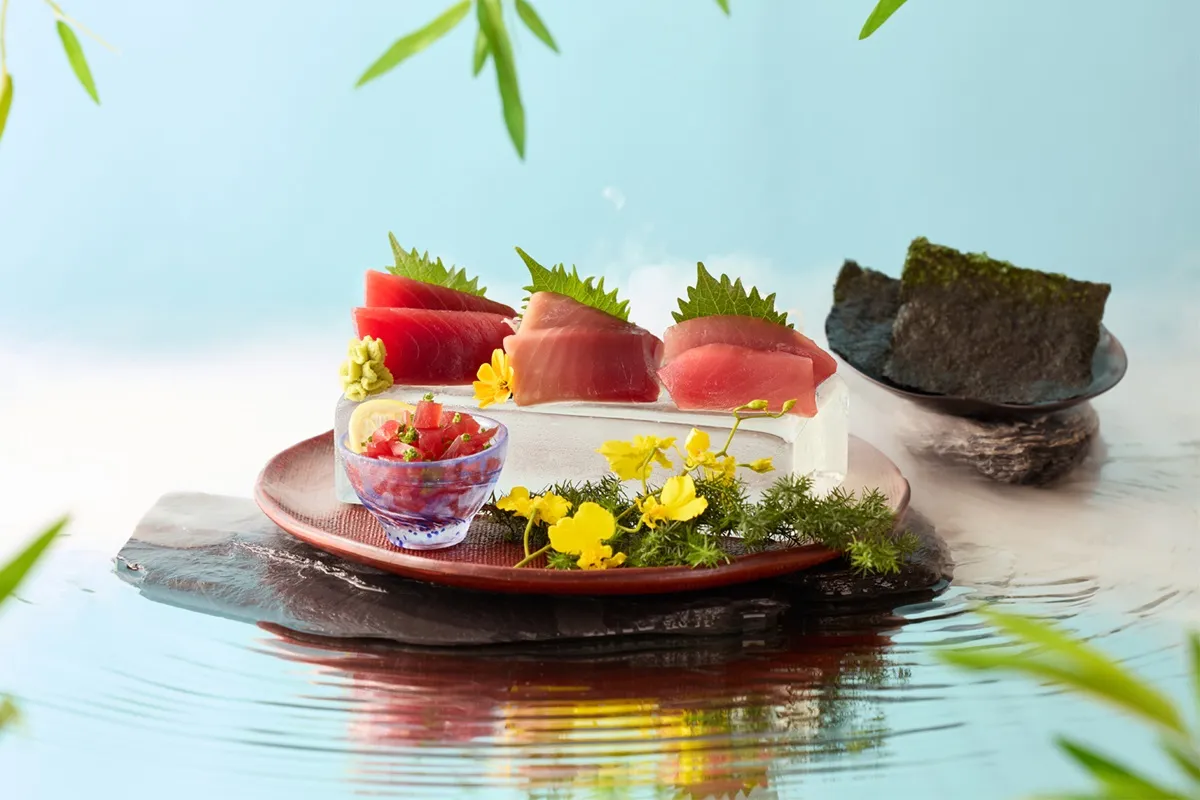 「极鲜鲔鱼大盛」严选南方鲔和现流鲔鱼展现四款夏日鲜味,10/13前凡于「艺奇」选购980元(含)以上套餐,即可加价199元升级享用。王品集团提供
