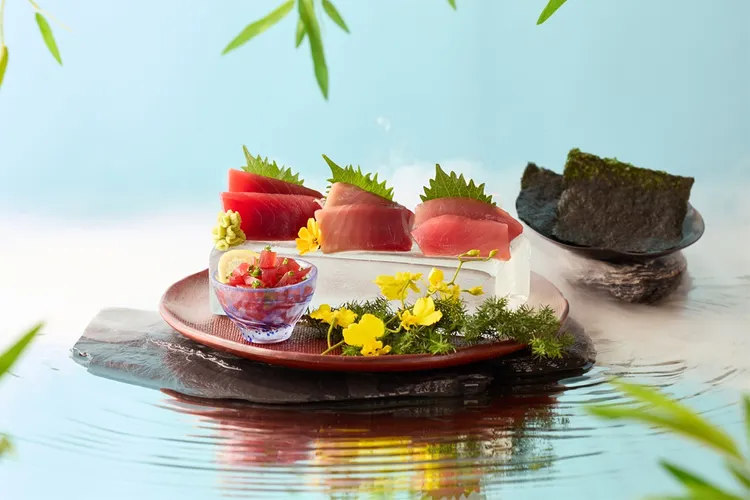 「極鮮鮪魚大盛」嚴選南方鮪和現流鮪魚展現四款夏日鮮味，10/13前凡於「藝奇」選購980元（含）以上套餐，即可加價199元升級享用。王品集團提供