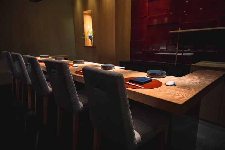 「亘一郎KOICHIRO」打破壽司僅板前座席常態，在桌位之中設計壽司檯，可在座位上觀賞製作壽司的臨場感。赫士盟提供