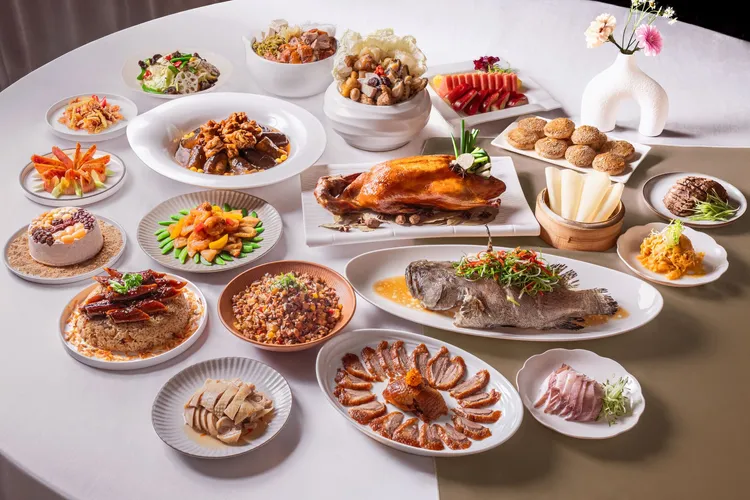 家宴推出父親節「爸氣團聚十人桌菜」，片皮鴨、佛跳牆、龍虎斑等功夫菜氣派上桌，適合闔家共享節日溫馨時光。板橋凱撒大飯店提供