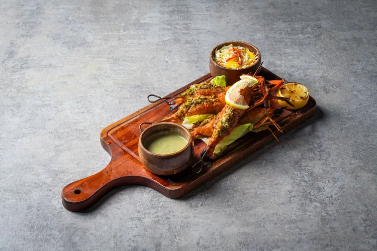 坦都里泰國蝦以香料醃漬後進坦都里烤爐直火烘烤，外焦內嫩，香氣撲鼻，佐以優格醬享用風味更上一層樓。板橋凱撒大飯店提供