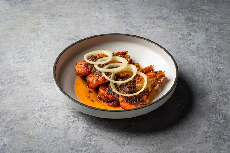 馬來參峇炒蝦以蝦醬、紅蔥頭與辣椒調製參峇醬快炒入味，香辣濃烈，微帶焦香，是最適合配啤酒的開胃好菜。板橋凱撒大飯店提供