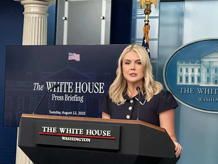 白宮發言人李威特12日在記者會上表示，美國總統川普與俄羅斯總統蒲亭會面，將讓川普對如何結束俄烏戰爭有最佳判斷依據。 中央社