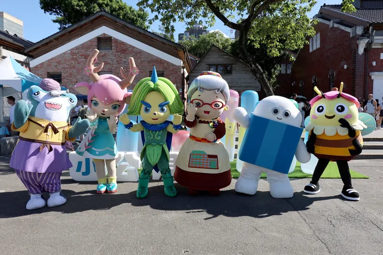 人氣IP大偶驚喜合體現身，吸引小粉絲搶拍。小公視提供