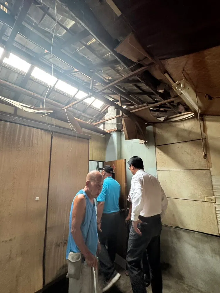 台南災區屋頂破洞。翻攝自謝龍介臉書